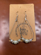 Load image into Gallery viewer, Silver and pearls earrings